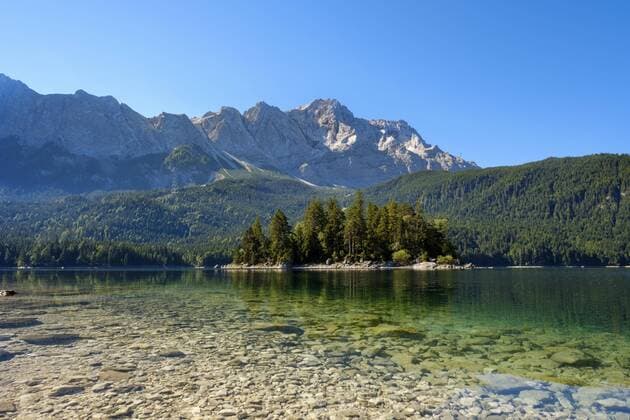 Eibsee mit Sasseninsel und Zugspitze, bei Grainau, Wettersteingebirge, Werdenfelser Land, Oberbayern, Bayern, Deutschland, Europa Copyright: imageBROKER/MartinxSiepmann ibxman04567390.jpg