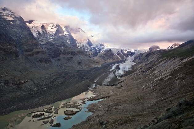 IMAGO Nature: Unsere Erde, Klimawandel, Gletscherschmelze Blick von der Kaiser-Franz-Josefs-Hoehe zum Grossglockner und Pasterzen-Gletscher im Morgenlicht, Oesterreich, Osttirol view from Kaiser Franz Josef Hoehe to Mount Grossglockner and Pasterze Glacier in the morning, Austria, Eastern Tyrol BLWS462464 Copyright: xblickwinkel M.xKuehnx