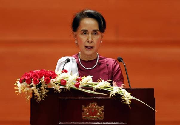 Bilder des Tages (170919) -- NAY PYI TAW, Sept. 19, 2017 -- Myanmar State Counselor Aung San Suu Kyi delivers a speech at the Myanmar International Convention Center-2 in Nay Pyi Taw, Myanmar, Sept. 19, 2017. Aung San Suu Kyi on Tuesday called on the international community to cooperate for constructively tackling the issue of the northern Rakhine state. ) (jmmn) MYANMAR-NAY PYI TAW-AUNG SAN SUU KYI-SPEECH UxAung 