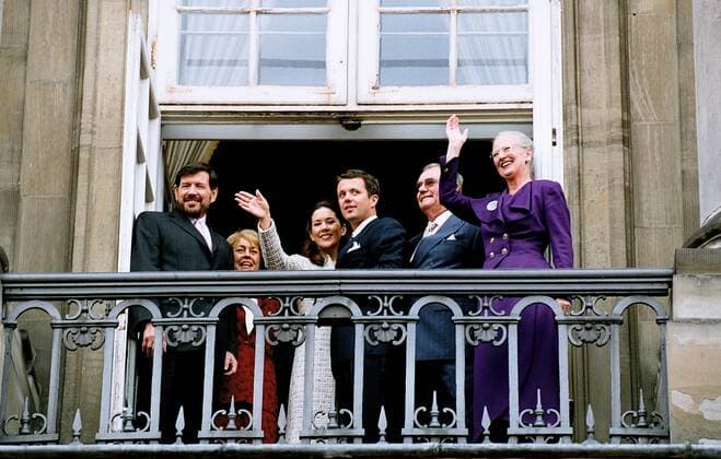 Dänische Königin Mary trauert um ihren Vater John Dalgleish Donaldson, Archivbilder #2 Copenhagen Denmark - 08 October 2003_Crown prince Frederik got engament or Mary Donaldson from Australia with Queen Margrethe II and prince Henrik father and Mary with her step mother Mrs.Modi Donaldson and father Joh Donlsdon at Amalienborg Palace to wave to nation on thier engamgement day in Denmark. (Photo.Francis Dean Dean Pictures) 