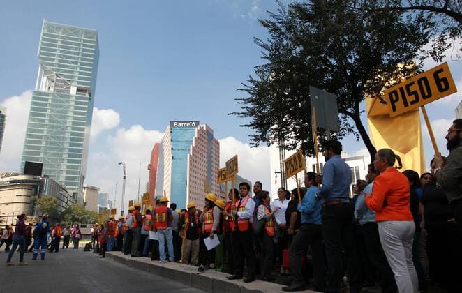 Thousands of people participate in a drill of a strong magnitude earthquake during the 32 anniversary of the 1985 earthquake that killed 12600 people, in Mexico City, Mexico, 19 September 2017. The alarms were activated at 11 am in the 8200 speakers installed in the city. Mexico commemorates 32 years of the earthquake that devastated Mexico City in 1985 !ACHTUNG: NUR REDAKTIONELLE NUTZUNG!  Copyright: xMARIOxGUZMANx MEX20 20170919-636414489464706021