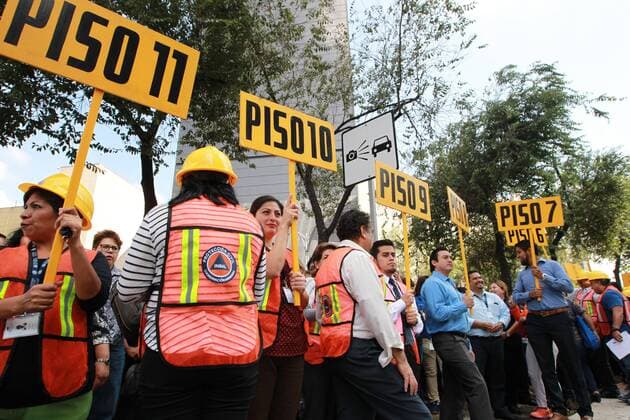 Thousands of people participate in a drill of a strong magnitude earthquake during the 32 anniversary of the 1985 earthquake that killed 12600 people, in Mexico City, Mexico, 19 September 2017. The alarms were activated at 11 am in the 8200 speakers installed in the city. Mexico commemorates 32 years of the earthquake that devastated Mexico City in 1985 !ACHTUNG: NUR REDAKTIONELLE NUTZUNG!  Copyright: xMARIOxGUZMANx MEX20 20170919-636414489479994021