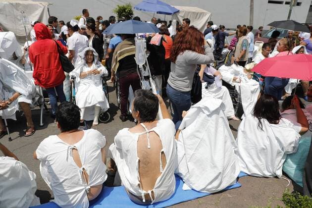 Schweres Erdbeben erschüttert Mexiko Patients are evacuated following a magnitude 7.1 earthquake on the Richter scale that shook the Mexican capital today and caused panic scenes just as 32 years of power earthquake that caused thousands of deaths in Mexico City, Mexico, 19 September 2017. A strong earthquake shakes Mexico s capital and causes scenes of panic !ACHTUNG: NUR REDAKTIONELLE NUTZUNG!  Copyright: xJoséxMéndezx MEX40 20170919-636414525895253910