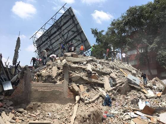 September 19, 2017 - Mexico, Mexico, MEXICO - A powerful 7.1 earthquake strikes Mexico City on Tuesday September 19, 2017 collapsing buildings and sending thousands fleeing into streets exactly 32 years in the anniversary of the1985 devestating earthquake. Mexico MEXICO - ZUMAp124 20170919_zaa_p124_002 Copyright: xArmandoxMenesesx