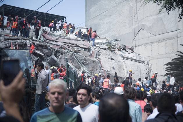 September 19, 2017 - Mexico City, Mexico City, MX - Mexico City, Mexico - People run in the streets after a powerful earthquake jolted Mexico City today. A magnitude 7.1 earthquake shook central Mexico on Tuesday, collapsing some buildings and scattering rubble on the streets on the anniversary of a strong 1985 quake. Mexico City MX - ZUMAa136 20170919_zap_a136_030 Copyright: xJoelxAlvarezx