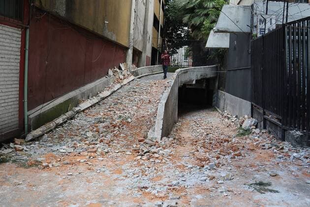 September 19, 2017 - Ciudad De Mexico, Mexico, MEXICO - A powerful 7.1 earthquake strikes Mexico City on Tuesday September 19, 2017 collapsing buildings and sending thousands of people fleeing into the streets exactly 32 years in the aniversary of the 1985 devastating earthquake. Ciudad De Mexico MEXICO - ZUMAp124 20170919_zaa_p124_009 Copyright: xJosexLunax