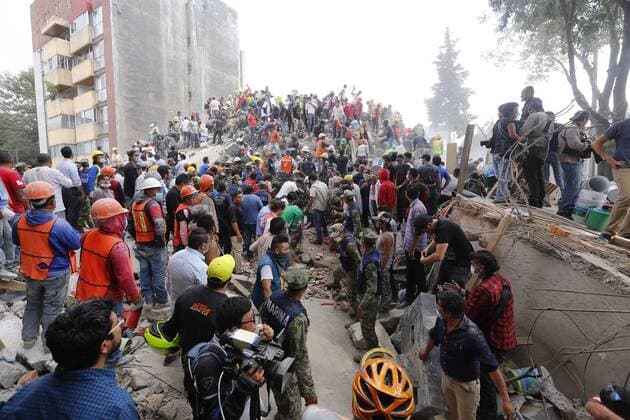 September 19 2017 EUM20170919NAC93 JPG CIUDAD DE MEXICO Earthquake Sismo CDMX Aspecto de las labores de rescate en una edificacion que se desplomo en la colonia del Valle al sur de la capital tras el sismo registrado que sacudio la ciudad de Mexico este 19 de septiembre de 2017 Foto Agencia EL UNIVERSAL RCC Credit Image © El Universal via ZUMA Wire Latin News September 19 2017 BerenicexFregoso  EUM_I_20170919_501132.JPG