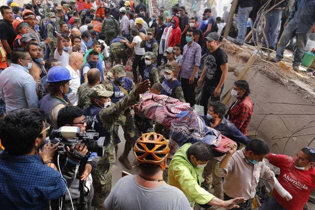 September 19 2017 Mexico City Mexico People search for victims after a powerful 7 1 earthquake strikes Mexico City collapsing buildings At least 139 people died in the magnitude 7 1 earthquake officials said Credit Image © El Universal via ZUMA Wire Powerful 7 1 Earthquake Hits Mexico City BerenicexFregoso  EUM_I_20170919_501135.JPG