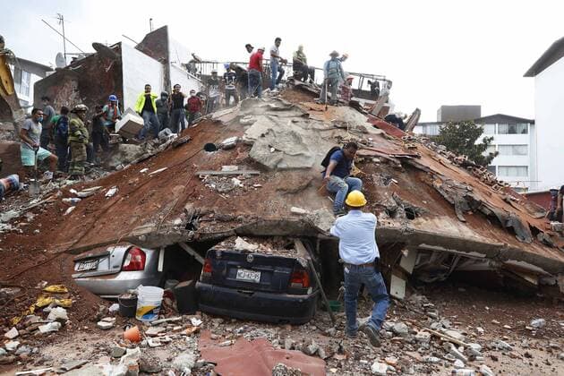 September 19 2017 Mexico Coapa en la calle Racho el Arco al sur de esta capital Independent search teams under rubble The strong earthquake that struck Tuesday the City of Mexico caused the collapse of buildings in several points of the capital and left dozens of dead and an undetermined number of people trapped under debris Credit Image © El Universal via ZUMA Wire Powerful 7 1 Earthquake Hits Mexico City LuisxCortes  EUM_I_20170919_501154.JPG