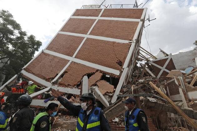September 19 2017 EUM20170919NAC113 JPG CIUDAD DE MEXICO Earthquake Sismo CDMX El fuerte sismo que sacudio este martes la Ciudad de Mexico provoco el colapso de edificios en varios puntos de la capital y dejo decenas de muertos y un numero indeterminado de personas atrapadas bajo los escombros En la imagen personal y equipos de rescate en el edificio de Coapa en la calle Racho el Arco al sur de esta capital 19 de septiembre 2017 Foto Agencia EL UNIVERSAL Luis Cortes RCC Credit Image © El Universal via ZUMA Wire Latin News September 19 2017 LuisxCortes  EUM_I_20170919_501162.JPG