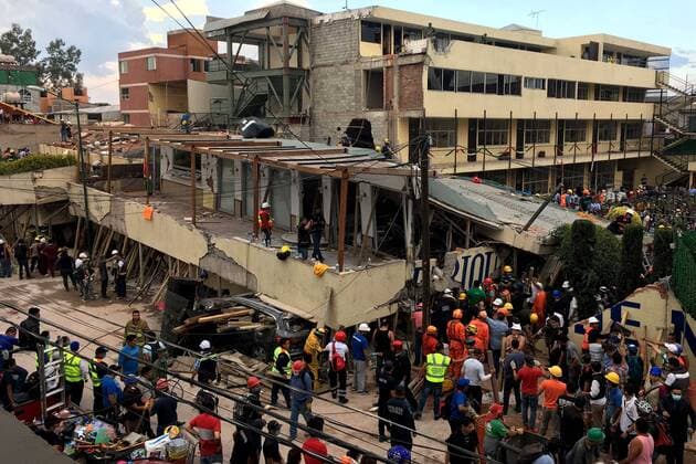September 19 2017 EUM20170919NAC134 JPG CIUDAD DE MEXICO Earthquake Sismo CDMX El fuerte sismo que sacudio este martes la Ciudad de Mexico provoco el colapso de edificios en varios puntos de la capital y dejo decenas de muertos y un numero indeterminado de personas atrapadas bajo los escombros En la imagen trabajos de rescate en el colegio Enrique Rebsamen en la calle de Brujas y Division del Norte al sur de esta capital 19 de septiembre 2017 Foto Agencia EL UNIVERSAL RCC Credit Image © El Universal via ZUMA Wire Latin News September 19 2017 JorgexSerratos  EUM_I_20170919_501185.JPG