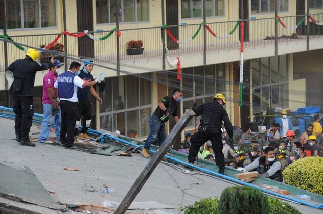 Schweres Erdbeben erschüttert Mexiko Mexican members of the rescue teams work at the Enrique Rebsamen school in Mexico City, Mexico, 19 September 2017. At least 20 children and two adults were killed and 38 others were missing Tuesday after a school building collapsed in Mexico City after a magnitude 7.1 earthquake shook the country. At least 20 children, 2 adults dead at Mexico City school after earthquake !ACHTUNG: NUR REDAKTIONELLE NUTZUNG!  Copyright: xstrx MEX146 20170920-636414890959081447