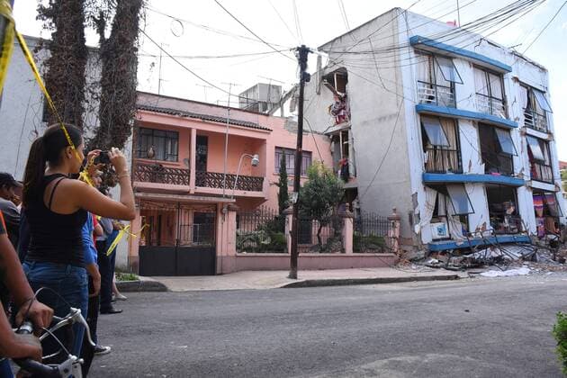 September 19, 2017 - Mexico City, Mexico, Mexico - Rescuers are seen during the helping people after 7.1 earthquake ocurred in Mexico City on September 19, 2017. On September 19, 1985, an earthquake occurred of 8.1 where material and human losses were recorded. Today is commemorated 22 years of that disaster. Mexico City Mexico  - ZUMAn230 20170919_zaa_n230_501 Copyright: xCarlosxTischlerx
