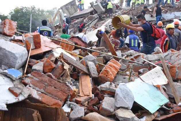 September 19, 2017 - Mexico City, Mexico, Mexico - Rescuers are seen during the helping people after 7.1 earthquake ocurred in Mexico City on September 19, 2017. On September 19, 1985, an earthquake occurred of 8.1 where material and human losses were recorded. Today is commemorated 22 years of that disaster. Mexico City Mexico  - ZUMAn230 20170919_zaa_n230_511 Copyright: xCarlosxTischlerx