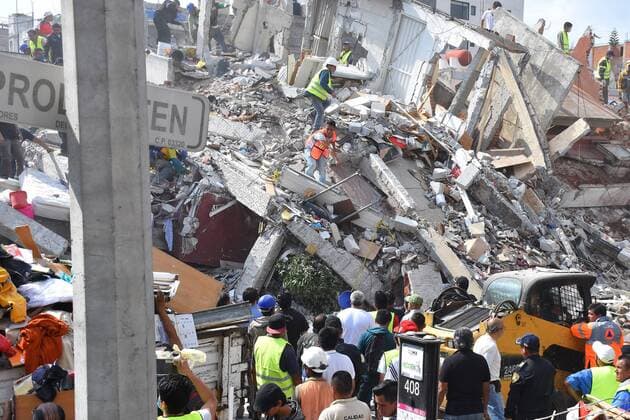 September 19, 2017 - Mexico City, Mexico, Mexico - Rescuers are seen during the helping people after 7.1 earthquake ocurred in Mexico City on September 19, 2017. On September 19, 1985, an earthquake occurred of 8.1 where material and human losses were recorded. Today is commemorated 22 years of that disaster. Mexico City Mexico  - ZUMAn230 20170919_zaa_n230_524 Copyright: xCarlosxTischlerx