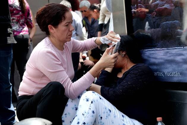 Schweres Erdbeben erschüttert Mexiko September 20 2017 EUM20170920NAC01 JPG CIUDAD DE MEXICO Earthquake Sismo CDMX En la avenida Juarez colonia Centro varias personas fueron atendidas en la calle por heridas y crisis nerviosas tras el temblor registrado el martes 19 de septiembre de 2017 Foto Agencia EL UNIVERSAL RCC  - ZUMAu78_ 20170920_zaf_u78_005 Copyright: xJeniferxNavax