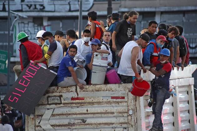 Schweres Erdbeben erschüttert Mexiko September 20 2017 EUM20170920NAC04 JPG CIUDAD DE MEXICO Earthquake Sismo CDMX Un camion con personas dispuestas a ayudar en las labores de rescate llego a Viaducto y Medellin en la Roma tras el sismo ocurrido este martes 19 de septiembre de 2017 Foto Agencia EL UNIVERSAL Ariel Ojeda RCC  - ZUMAu78_ 20170920_zaf_u78_008 Copyright: xSismoxDex7.1Ã‚Â°xSacudexLaxCdmxx
