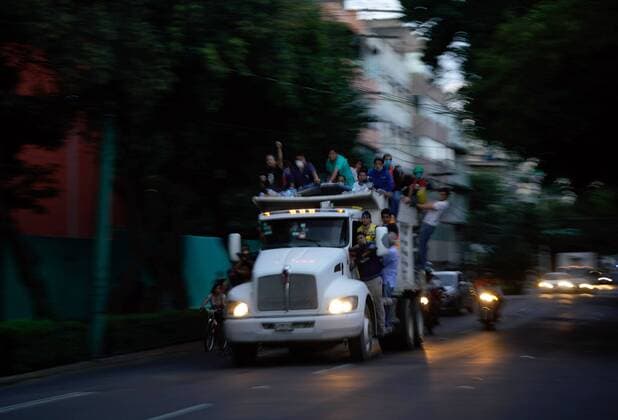 (170920) -- MEXICO CITY, Sept. 20, 2017 -- Rescuers and volunteers arrive to the site of a collapsed building after an earthquake in Mexico City, capital of Mexico, on Sept. 19, 2017. The death toll from a 7.1-magnitude earthquake that struck central Mexico on Tuesday has risen to 226, according to the head of Mexico s civil protection agency, Luis Felipe Puente.Francisco Canedo) (dtf) MEXICO-MEXICO CITY-EARTHQUAKE e FranciscoxCanedo 