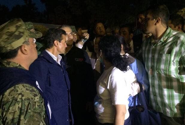 (170920) -- MEXICO CITY, Sept. 20, 2017 -- Image taken on Sept. 19, 2017 shows Mexican President Enrique Pena Nieto (2nd L) and Mayor of Mexico City Miguel Angel Mancera (3rd L) inspecting the rescue work at the Enrique C. Rebsamen School after an earthquake in Mexico City, capital of Mexico. At least 216 people have been killed after a powerful earthquake hit central Mexico on Tuesday, with the death toll expected to rise due to the scale of the temblor, the country s civil protection agency said. ) (da) (ce) (zy) MEXICO-MEXICO CITY-EARTHQUAKE MEXICO SxPRESIDENCY 