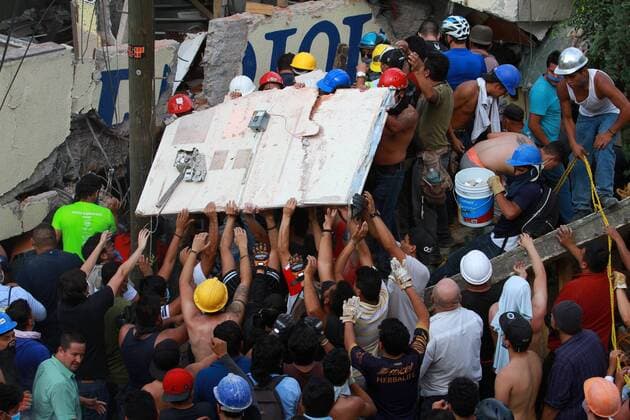 (170920) -- MEXICO CITY, Sept. 20, 2017 -- Rescuers and volunteers work at a collapsed school after an earthquake in Mexico City, capital of Mexico, on Sept. 19, 2017. At least 216 people have been killed after a powerful earthquake hit central Mexico on Tuesday, with the death toll expected to rise due to the scale of the temblor, the country s civil protection agency said. ) (da) (ce) (zy) MEXICO-MEXICO CITY-EARTHQUAKE STR 