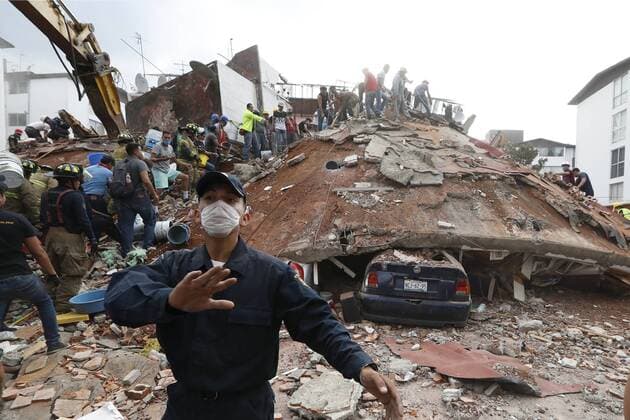 September 20 2017 EUM20170920NAC14 JPG CIUDAD DE MEXICO Earthquake Sismo CDMX El edificio de cinco pisos ubicado en la calle de Torreon y Viaducto se derrumbo dejando atrapadas a cinco personas tras el sismo de 7 1 grados que sacudio a la Ciudad de Mexico el martes 19 de septiembre de 2017 Foto Agencia EL UNIVERSAL Luis Cortes RCC  - ZUMAu78_ 20170920_zaf_u78_019 Copyright: xLuisxCortesx