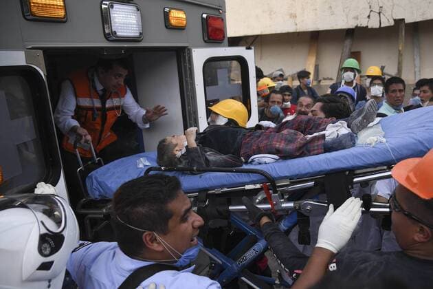 September 20 2017 EUM20170920NAC15 JPG CIUDAD DE MEXICO EarthquakeSismo CDMX Ninos fueron rescatados de entre los escombros del Colegio Enrique Rebsamen ubicado en Coapa al sur de la Ciudad de Mexico uno de los 45 inmuebles colapsados por el sismo en la capital del pais ocurrido el martes 19 de septiembre de 2017 Foto Agencia EL UNIVERSALGuillermo PereaRCC  - ZUMAu78_ 20170920_zaf_u78_020 Copyright: xElxUniversalx