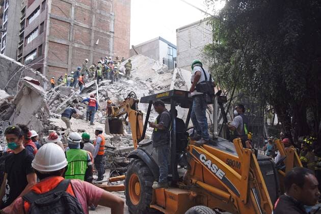 September 20 2017 EUM20170920NAC20 JPG CIUDAD DE MEXICO Earthquake Sismo CDMX Los rescatistas trabajan arduamente en la colonia Condesa para remover los escombros y rescatar a victimas del sismo de 7 1 registrado en la Ciudad de Mexico el martes 19 de septiembre 2017 Foto Agencia EL UNIVERSAL RCC  - ZUMAu78_ 20170920_zaf_u78_024 Copyright: xAlonsoxRomerox