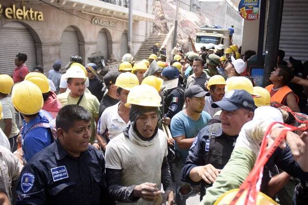 September 20 2017 EUM20170920NAC22 JPG CUERNAVACA Mor Earthquake Sismo Morelos Personas se movilizan luego del desplome de un edificio en el Centro de esta capital tras el sismo de este martes 19 de septiembre de 2017 Foto Agencia EL UNIVERSAL JMA  - ZUMAu78_ 20170920_zaf_u78_027 Copyright: xElxUniversalx