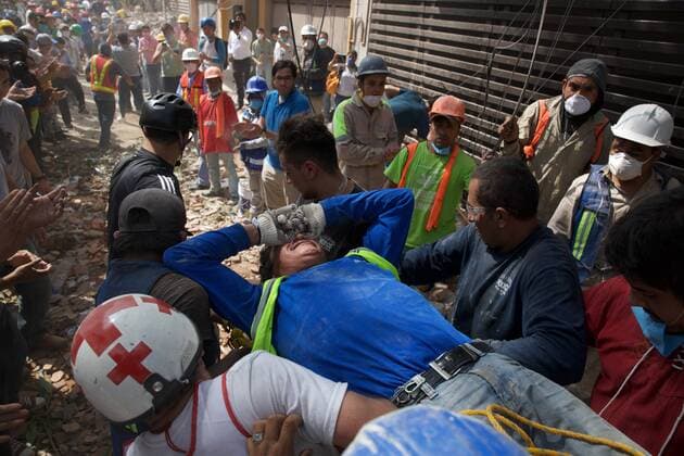(170920) -- MEXICO CITY, Sept. 20, 2017 -- Rescuers and volunteers move an injured man after an earthquake in Mexico City, capital of Mexico, on Sept. 19, 2017. At least 216 people have been killed after a powerful earthquake hit central Mexico on Tuesday, with the death toll expected to rise due to the scale of the temblor, the country s civil protection agency said. Str) (dtf) MEXICO-MEXICO CITY-EARTHQUAKE e STR 