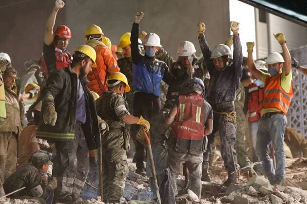 (170920) -- MEXICO CITY, Sept. 20, 2017 -- Rescue workers and members of the Mexican Army work in search of survivors after an earthquake, in Mexico City, capital of Mexico, on Sept. 20, 2017. At least 217 people have been killed after a powerful earthquake hit central Mexico on Tuesday. Francisco Canedo) (srb) MEXICO-MEXICO CITY-RESCUE-EARTHQUAKE DavidxdexlaxPaz 