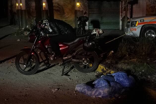 (170920) -- MEXICO CITY, Sept. 20, 2017 -- A woman rests on her motocycle after an earthquake, in Mexico City, capital of Mexico, on Sept. 20, 2017. At least 217 people have been killed after a powerful earthquake hit central Mexico on Tuesday. ) (srb) MEXICO-MEXICO CITY-RESCUE-EARTHQUAKE DavidxdexlaxPaz 