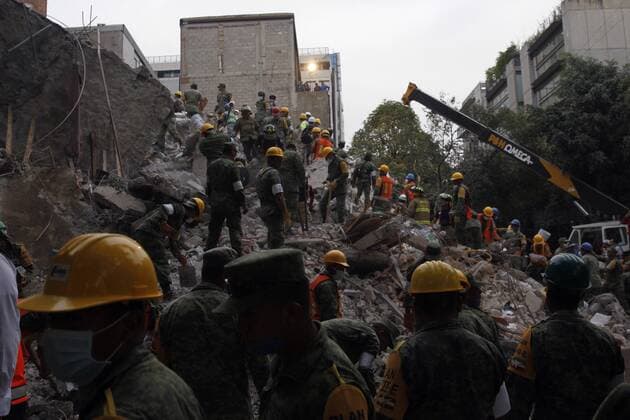 Rescue services members work under the debris of a building that collapsed after a 7.1 magnitude, in Mexico City, Mexico, earlier 20 September 2017. At least 224 people died in the states of Morelos, Puebla and Mexico following a powerful earthquake that struck central Mexico, Secretary of the Interior in the cabinet Miguel Angel Osorio confirmed. Emergency services are searching for survivors buried under the rubble of collapsed buildings. Death toll in the earthquake rises to 224 !ACHTUNG: NUR REDAKTIONELLE NUTZUNG!  Copyright: xSashenkaxGutiérrezx GRA001 20170920-636415217158193775