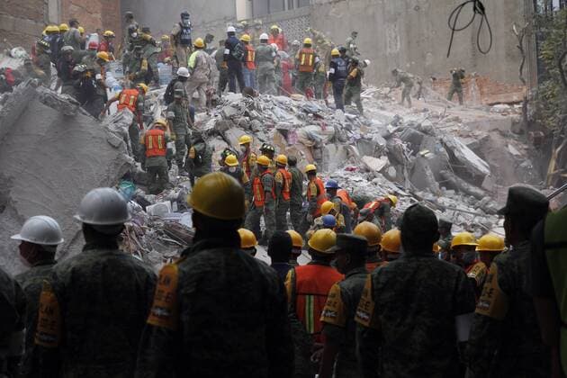 Rescue services members work under the debris of a building that collapsed after a 7.1 magnitude, in Mexico City, Mexico, earlier 20 September 2017. At least 224 people died in the states of Morelos, Puebla and Mexico following a powerful earthquake that struck central Mexico, Secretary of the Interior in the cabinet Miguel Angel Osorio confirmed. Emergency services are searching for survivors buried under the rubble of collapsed buildings. Death toll in the earthquake rises to 224 !ACHTUNG: NUR REDAKTIONELLE NUTZUNG!  Copyright: xSashenkaxGutiérrezx GRA001 20170920-636415217237285775