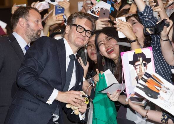 (170920) -- SEOUL, Sept.20, 2017 -- Actor Colin Firth poses for photos with fans during the red carpet event of the movie KING S MAN:THE GOLDEN CIRCLE in Seoul, South Korea, Sept. 20, 2017. The film will be released in South Korea on Sept. 27. ) (srb) SOUTH KOREA-SEOUL-KING S MAN:THE GOLDEN CIRCLE-RED CARPET LeexSang-ho 