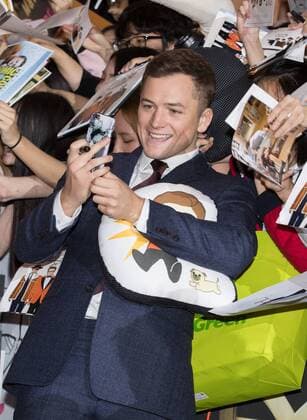 (170920) -- SEOUL, Sept.20, 2017 -- Actor Taron Egerton takes selfies with fans during the red carpet event of the movie KING S MAN:THE GOLDEN CIRCLE in Seoul, South Korea, Sept. 20, 2017. The film will be released in South Korea on Sept. 27. ) (srb) SOUTH KOREA-SEOUL-KING S MAN:THE GOLDEN CIRCLE-RED CARPET LeexSang-ho 