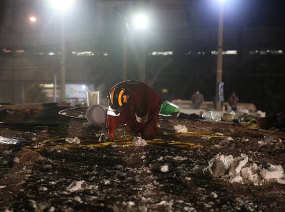(170920) -- MEXICO CITY, Sept. 20, 2017 -- A rescue worker searches for survivors after an earthquake, in Mexico City, capital of Mexico, Sept. 20, 2017. A 7.1-magnitude earthquake hit central Mexico on Tuesday. ) (yk) MEXICO-MEXICO CITY-RESCUE-EARTHQUAKE DanxHang 