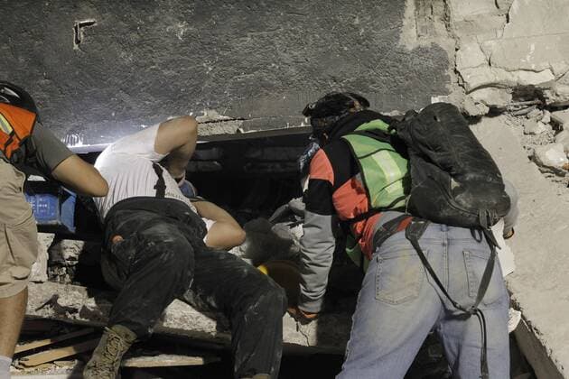 (170920) -- MEXICO CITY, Sept. 20, 2017 -- Rescue workers search for survivors after an earthquake, in Mexico City, capital of Mexico, Sept. 20, 2017. A 7.1-magnitude earthquake hit central Mexico on Tuesday. ) (yk) MEXICO-MEXICO CITY-RESCUE-EARTHQUAKE DanxHang 