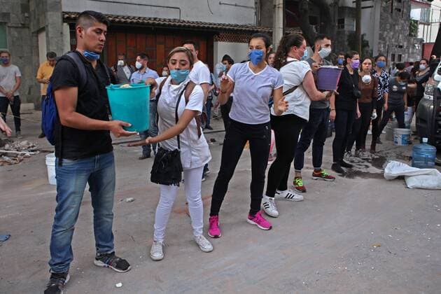 September 20, 2017 - Mexico City, Mexico - Men and women of all ages joined a concrete and garbage removal work brigade in the areas affected by the earthquake. Credit Image: © via ZUMA Wire) Mexico City Mexico  - ZUMAu78_ 20170920_zaf_u78_004 Copyright: xElxUniversalx