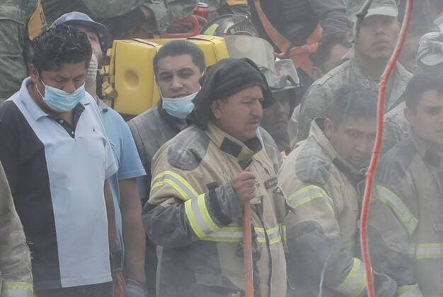 Rescue services members work under the debris of a building that collapsed after a 7.1 magnitude, in Mexico City, Mexico, earlier 20 September 2017. At least 224 people died in the states of Morelos, Puebla and Mexico following a powerful earthquake that struck central Mexico, Secretary of the Interior in the cabinet Miguel Angel Osorio confirmed. Emergency services are searching for survivors buried under the rubble of collapsed buildings. Death toll in the earthquake rises to 224 !ACHTUNG: NUR REDAKTIONELLE NUTZUNG!  Copyright: xJosexMendezx GRA001 20170920-636415288206026079
