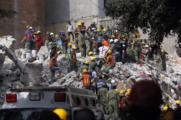 Birgades and volunteers work at the buildings that collapsed yesterday during a 7.1 Richter seism in Mexico City, Mexico, 20 September 2017. The preliminary death toll rose to 225 according to Civil Protection, 94 in Mexico City, 71 in Morelos, 43 in Puebla, 12 in Mexico State, 4 in Guerraro and 1 in Oaxaca. Preliminary death toll rises to 225 after earthquake in Mexico !ACHTUNG: NUR REDAKTIONELLE NUTZUNG!  Copyright: xSashenkaxGutierrezx MEX003 20170920-636415317346621140