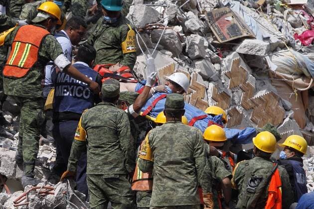 Birgades and volunteers continue with the rescue works at the buildings that collapsed yesterday during a 7.1 Richter seism in Mexico City, Mexico, 20 September 2017. The preliminary death toll rose to 225 according to Civil Protection, 94 in Mexico City, 71 in Morelos, 43 in Puebla, 12 in Mexico State, 4 in Guerraro and 1 in Oaxaca. Preliminary death toll rises to 225 after earthquake in Mexico !ACHTUNG: NUR REDAKTIONELLE NUTZUNG!  Copyright: xSashenkaxGutierrezx MEX005 20170920-636415317989809140