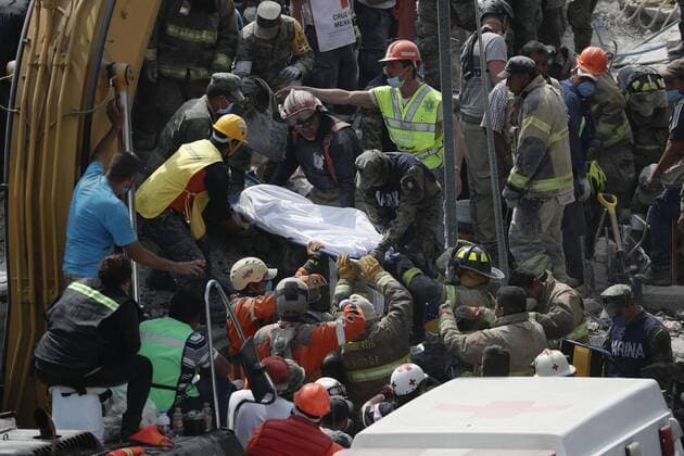 Birgades and volunteers continue with the rescue works at the buildings that collapsed yesterday during a 7.1 Richter seism in Mexico City, Mexico, 20 September 2017. The preliminary death toll rose to 225 according to Civil Protection, 94 in Mexico City, 71 in Morelos, 43 in Puebla, 12 in Mexico State, 4 in Guerraro and 1 in Oaxaca. Preliminary death toll rises to 225 after earthquake in Mexico !ACHTUNG: NUR REDAKTIONELLE NUTZUNG!  Copyright: xJosexMendezx MEX008 20170920-636415318035205140