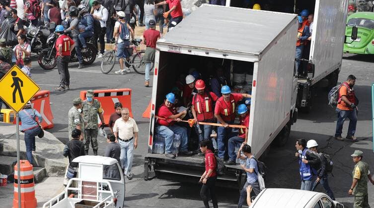 Birgades and volunteers keep arriving at the buildings that collapsed yesterday during a 7.1 Richter seism in Mexico City, Mexico, 20 September 2017. The preliminary death toll rose to 225 according to Civil Protection, 94 in Mexico City, 71 in Morelos, 43 in Puebla, 12 in Mexico State, 4 in Guerraro and 1 in Oaxaca. Preliminary death toll rises to 225 after earthquake in Mexico !ACHTUNG: NUR REDAKTIONELLE NUTZUNG!  Copyright: xJosexMendezx MEX009 20170920-636415318676365140