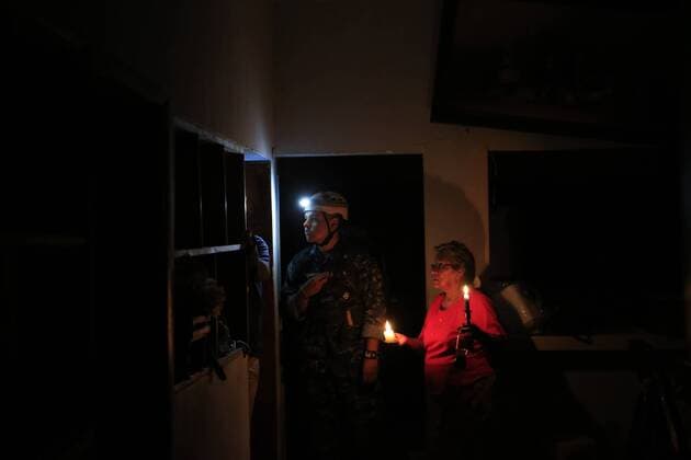 (170921) -- MORELOS, Sept. 21, 2017 -- People inspect a house after an earthquake, in Jojutla municipality, Morelos state, Mexico, on Sept. 20, 2017. ) MEXICO-MORELOS-ENVIRONMENT-EARTHQUAKE MarcoxDiaz 