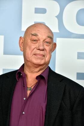 Schauspieler Hans-Martin Stier posiert am 20.09.2017 in Köln auf dem roten Teppich bei der Premiere des Films Rock my Heart im Kölner Cinedom. Kinostart 28.09.2017.