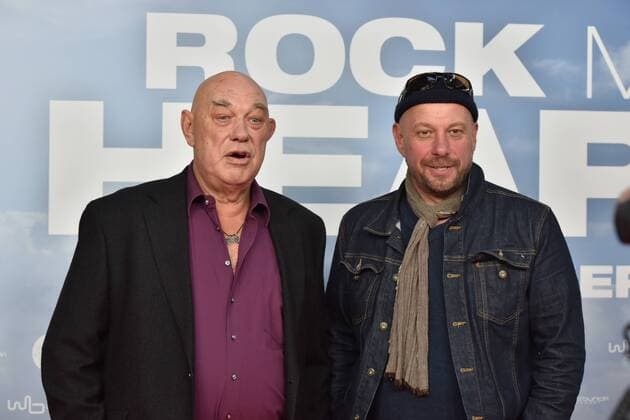 Schauspieler Hans-Martin Stier, l-r, und Thomas Balou Martin posiert am 20.09.2017 in Köln auf dem roten Teppich bei der Premiere des Films Rock my Heart im Kölner Cinedom. Kinostart 28.09.2017.