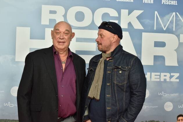 Schauspieler Hans-Martin Stier, l-r, und Thomas Balou Martin posiert am 20.09.2017 in Köln auf dem roten Teppich bei der Premiere des Films Rock my Heart im Kölner Cinedom. Kinostart 28.09.2017.