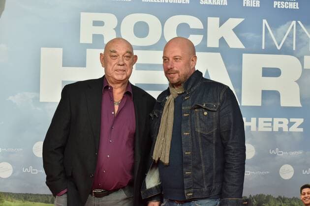 Schauspieler Hans-Martin Stier, l-r, und Thomas Balou Martin posiert am 20.09.2017 in Köln auf dem roten Teppich bei der Premiere des Films Rock my Heart im Kölner Cinedom. Kinostart 28.09.2017.