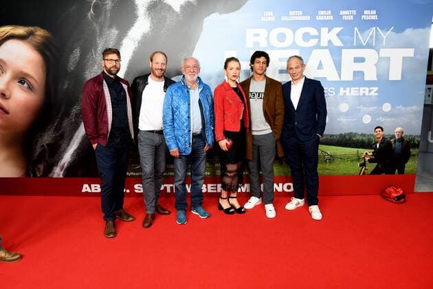Bilder des Tages Regisseur Hanno Olderdissen, l-r, Schauspieler Johann von Bülow, Dieter Hallervorden, Lena Klenke, Emilio Sakraya, Michael Lott posiert am 20.09.2017 in Köln auf dem roten Teppich bei der Premiere des Films Rock my Heart im Kölner Cinedom. Kinostart 28.09.2017.