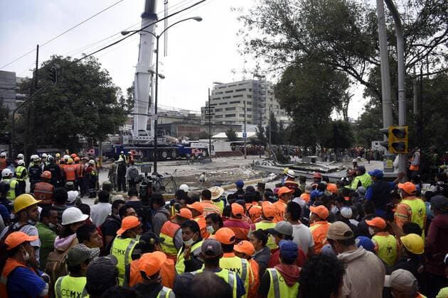 September 20, 2017 - EUM20170920NAC47.JPG .CIUDAD DE MEXICO EarthquakeSismo-CDMX.- 20 de septiembre de 2017, aspecto de los trabajos de rescate en las edificaciones derrumbadas por el sismo de 7.1 grados que se registro el martes 19 de septiembre de 2017. En imagen, las labores en la esquina de Bolivar y Chimalpopoca. Foto: Agencia EL UNIVERSALAlonso RomeroMAVC  - ZUMAu78_ 20170920_zaf_u78_052 Copyright: xElxUniversalx